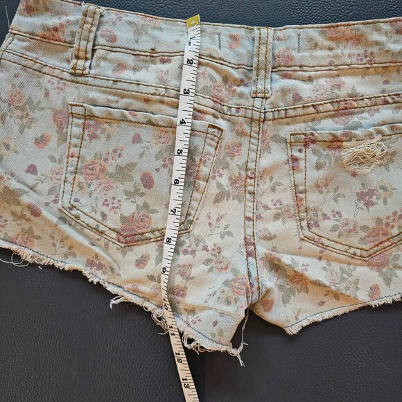 Zanadi Floral Denim Shorts - Picture 6 of 6